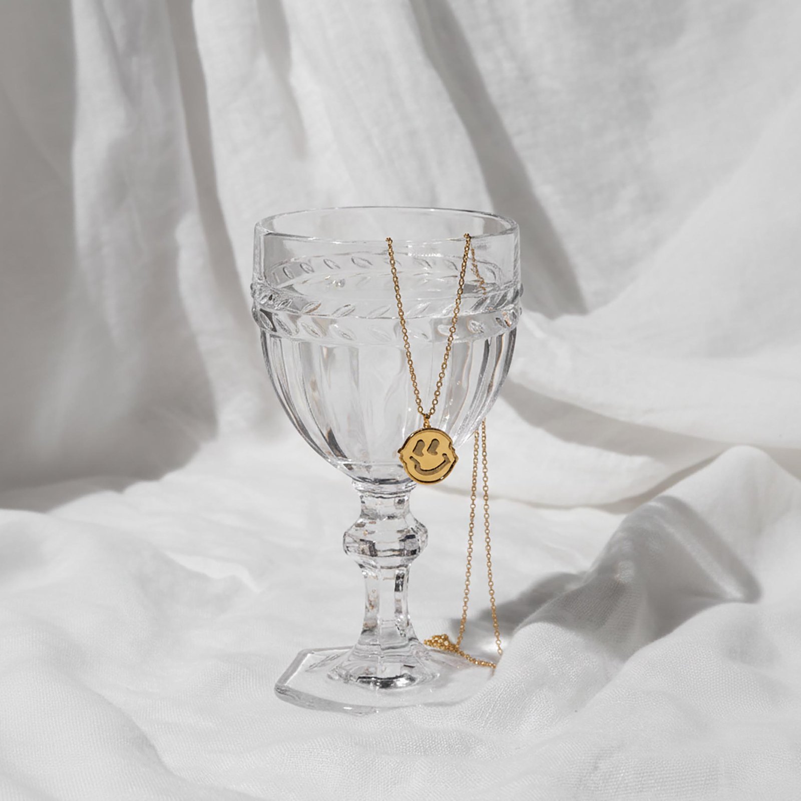 eglenceli-hediye-smiley-kolye-aksesuar-cekim