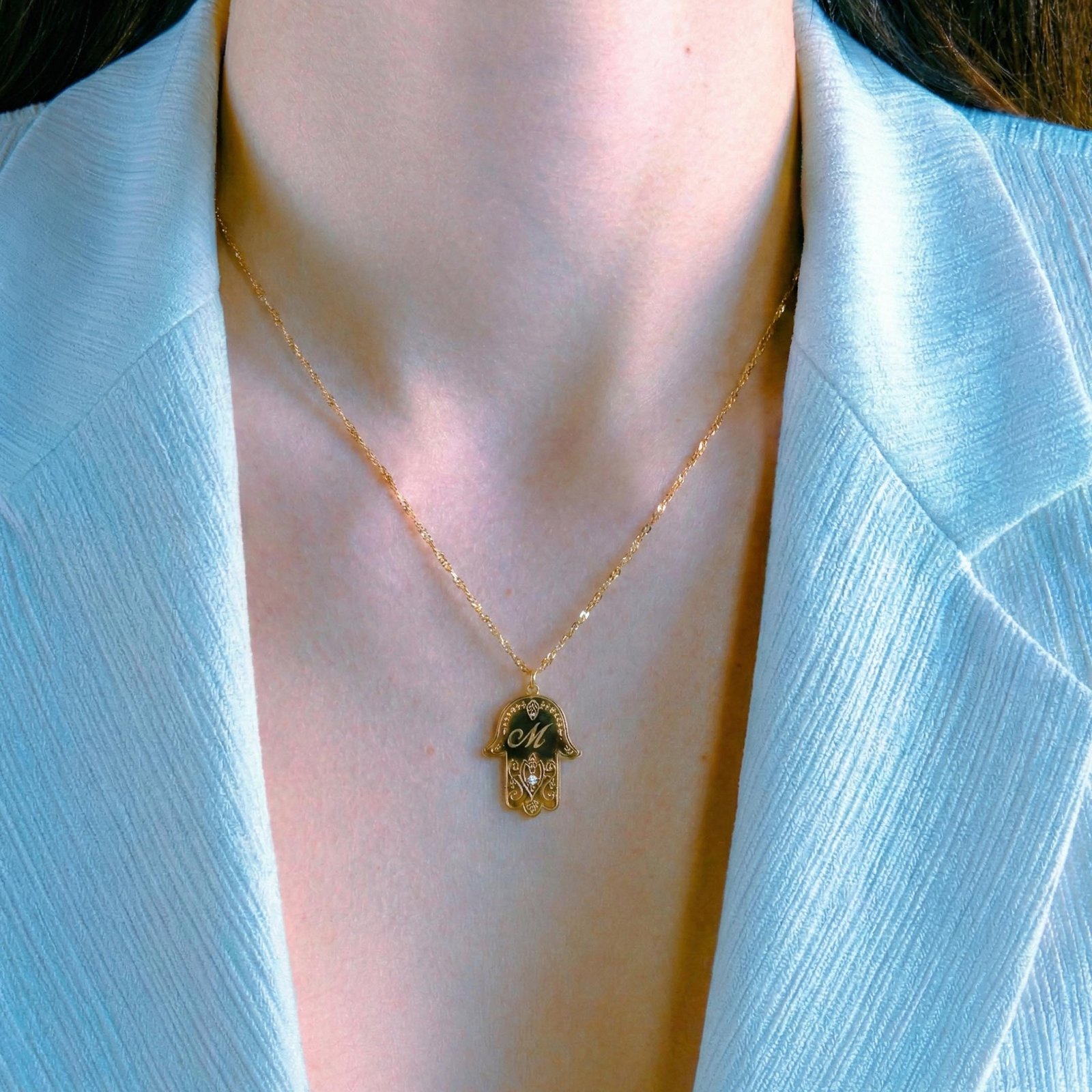 isim-yazili-hamsa-kolye-boyunda-durus-kombin