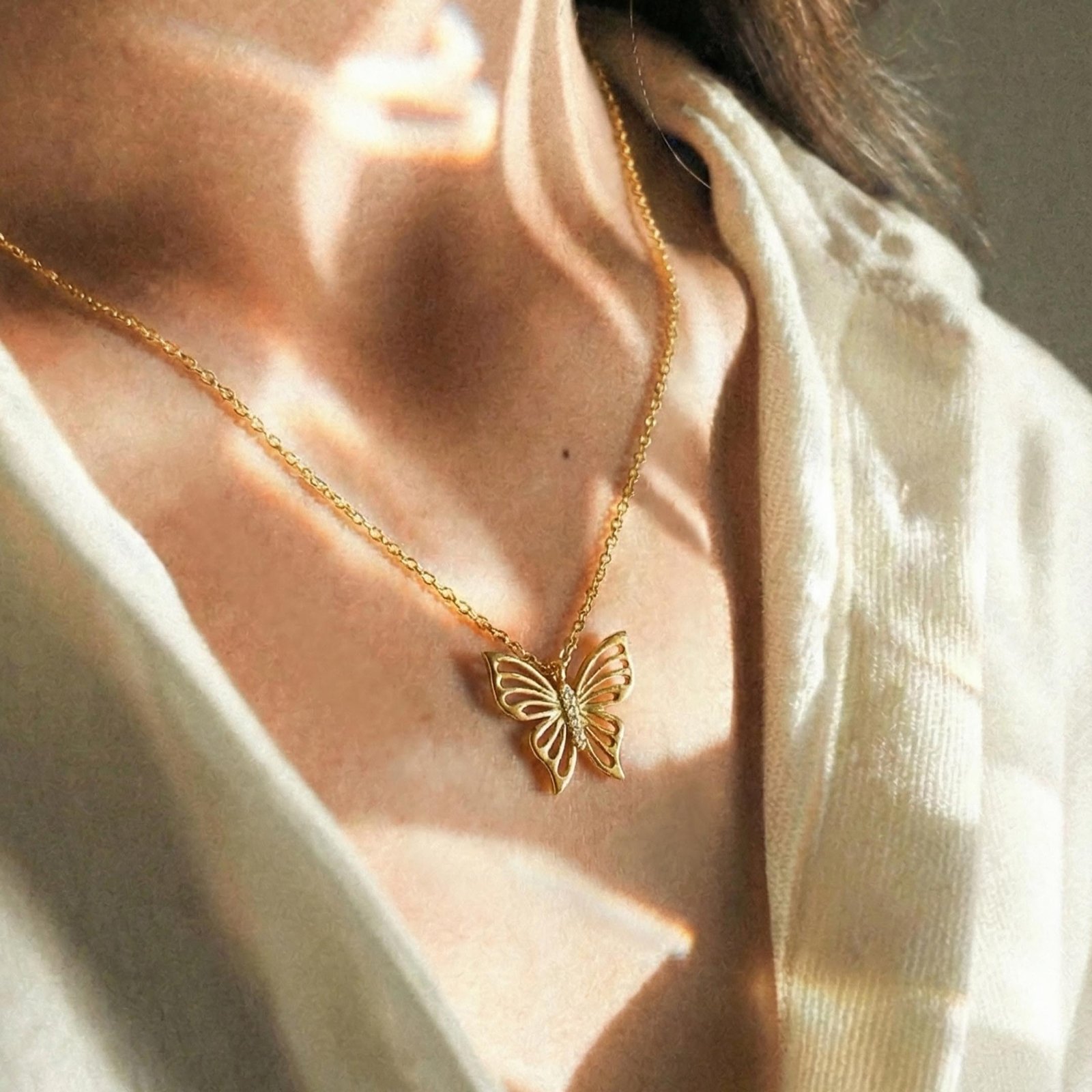 minimal-kelebek-uc-kolye-zarif-tasarim-kombin